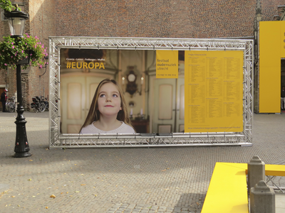 906561 Afbeelding van een groot programmabord van het Festival Oude Muziek Utrecht, op het Domplein.